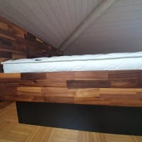 Hardside Wasserbett aus massiv Nussbaum, Kopfteil, Sockel schwarz, Tencel, 100% Liegefläche