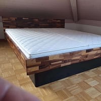 Hardside Wasserbett aus massiv Nussbaum, Kopfteil, Sockel schwarz, Tencel, 100% Liegefläche