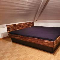Hardside Wasserbett aus massiv Nussbaum, Kopfteil, Sockel schwarz, Tencel, 100% Liegefläche
