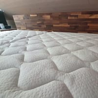 Hardside Wasserbett aus massiv Nussbaum, Kopfteil, Sockel schwarz, Tencel, 100% Liegefläche
