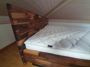 Hardside Wasserbett aus massiv Nussbaum, Kopfteil, Sockel schwarz, Tencel, 100% Liegefläche Wasserbett aus massiv Nussbaum, Kopfteil, Sockel schwarz, Tencel, Mesamoll