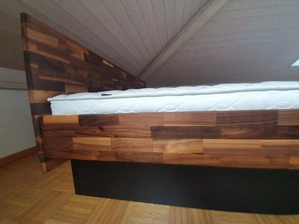 Hardside Wasserbett aus massiv Nussbaum, Kopfteil, Sockel schwarz, Tencel, 100% Liegefläche