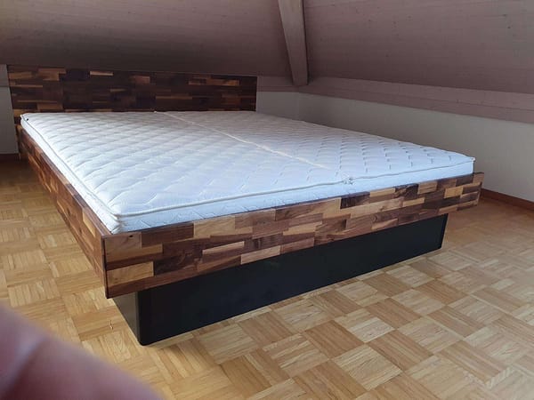 Hardside Wasserbett aus massiv Nussbaum, Kopfteil, Sockel schwarz, Tencel, 100% Liegefläche