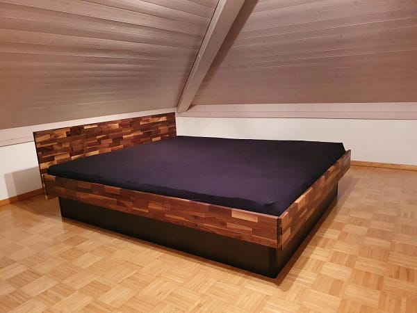 Hardside Wasserbett aus massiv Nussbaum, Kopfteil, Sockel schwarz, Tencel, 100% Liegefläche