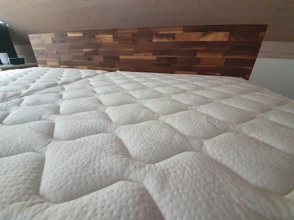 Hardside Wasserbett aus massiv Nussbaum, Kopfteil, Sockel schwarz, Tencel, 100% Liegefläche