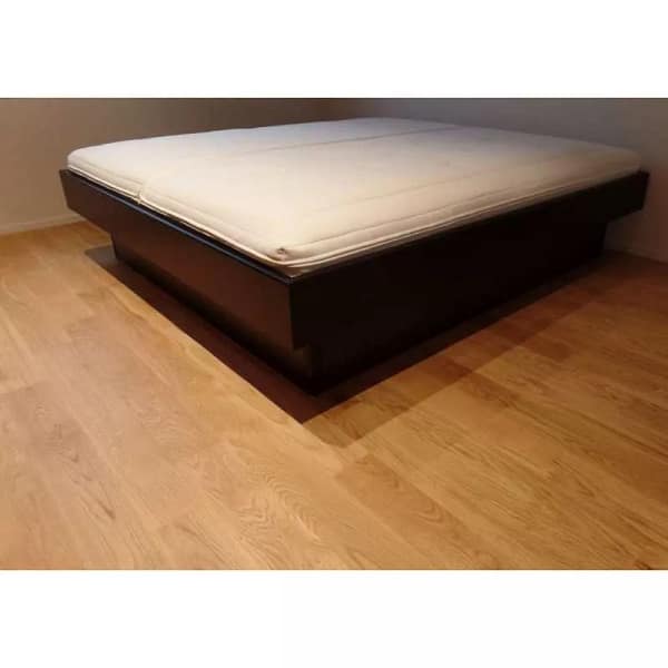 Schweizer HS Wasserbett schwarz lackiert Sockel schwarz