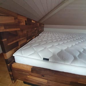 Wasserbett aus massiv Nussbaum, Kopfteil, Sockel schwarz, Tencel, Mesamoll